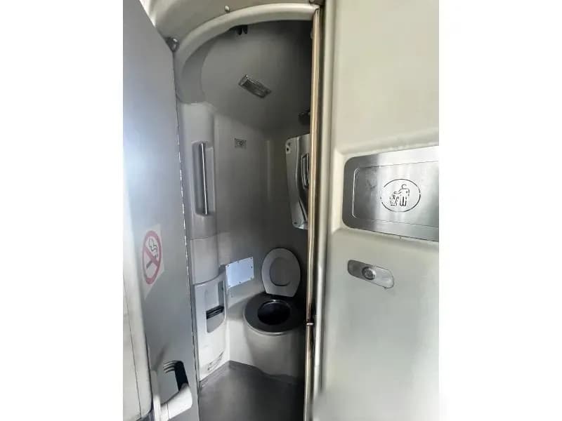 2003 MCI J4500 Motorcoach - Image 5