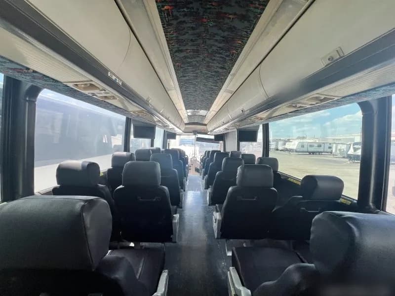 2003 MCI J4500 Motorcoach - Image 4