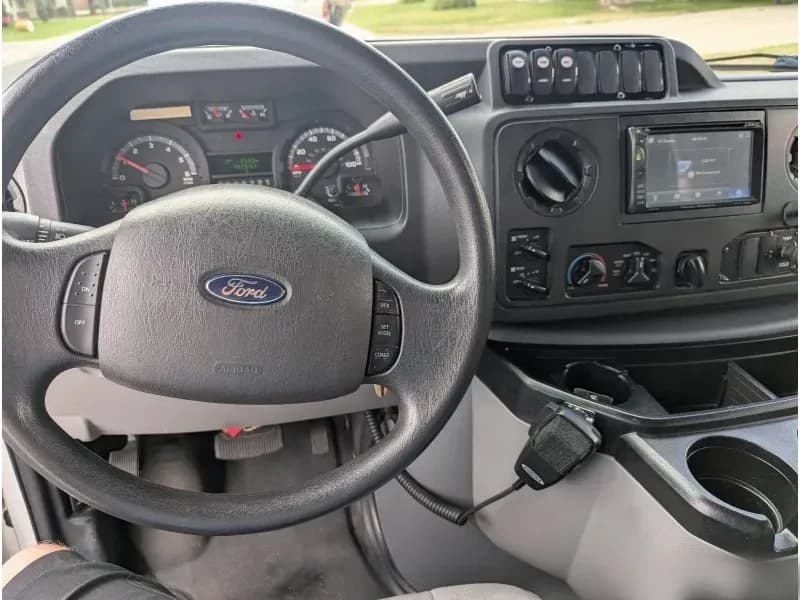 2014 Ford E450 Shuttle Bus - Image 7