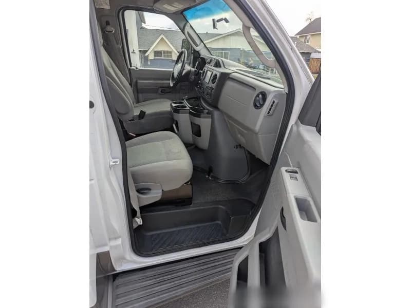 2014 Ford E450 Shuttle Bus - Image 5