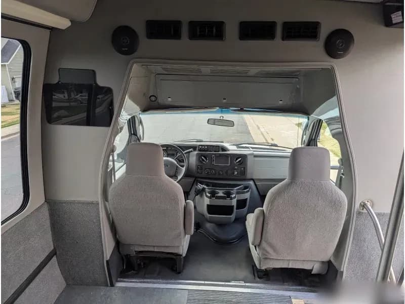 2014 Ford E450 Shuttle Bus - Image 8