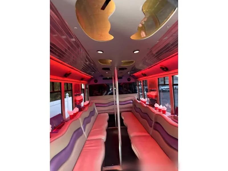 2005 Chevrolet C5500 Party Bus - Image 5