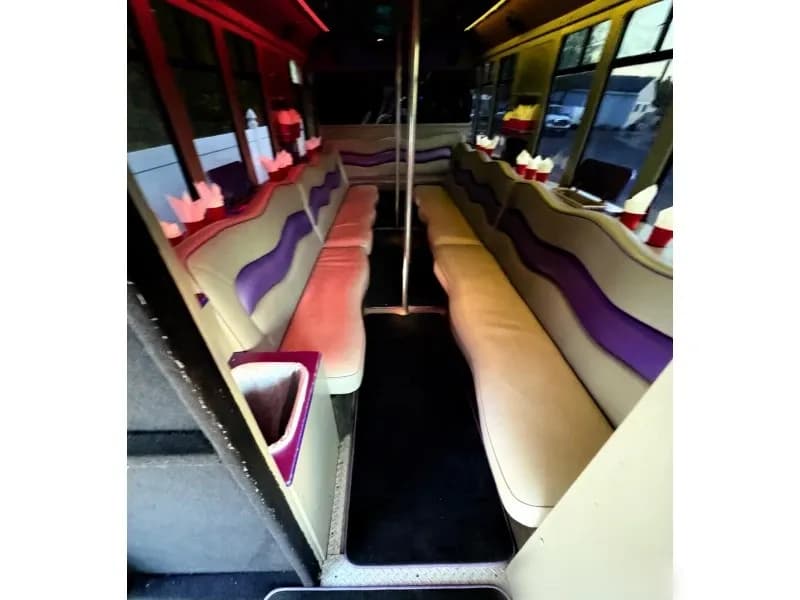 2005 Chevrolet C5500 Party Bus - Image 6