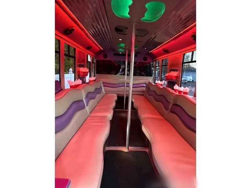 2005 Chevrolet C5500 Party Bus - Image 7