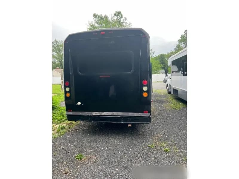 2005 Chevrolet C5500 Party Bus - Image 2