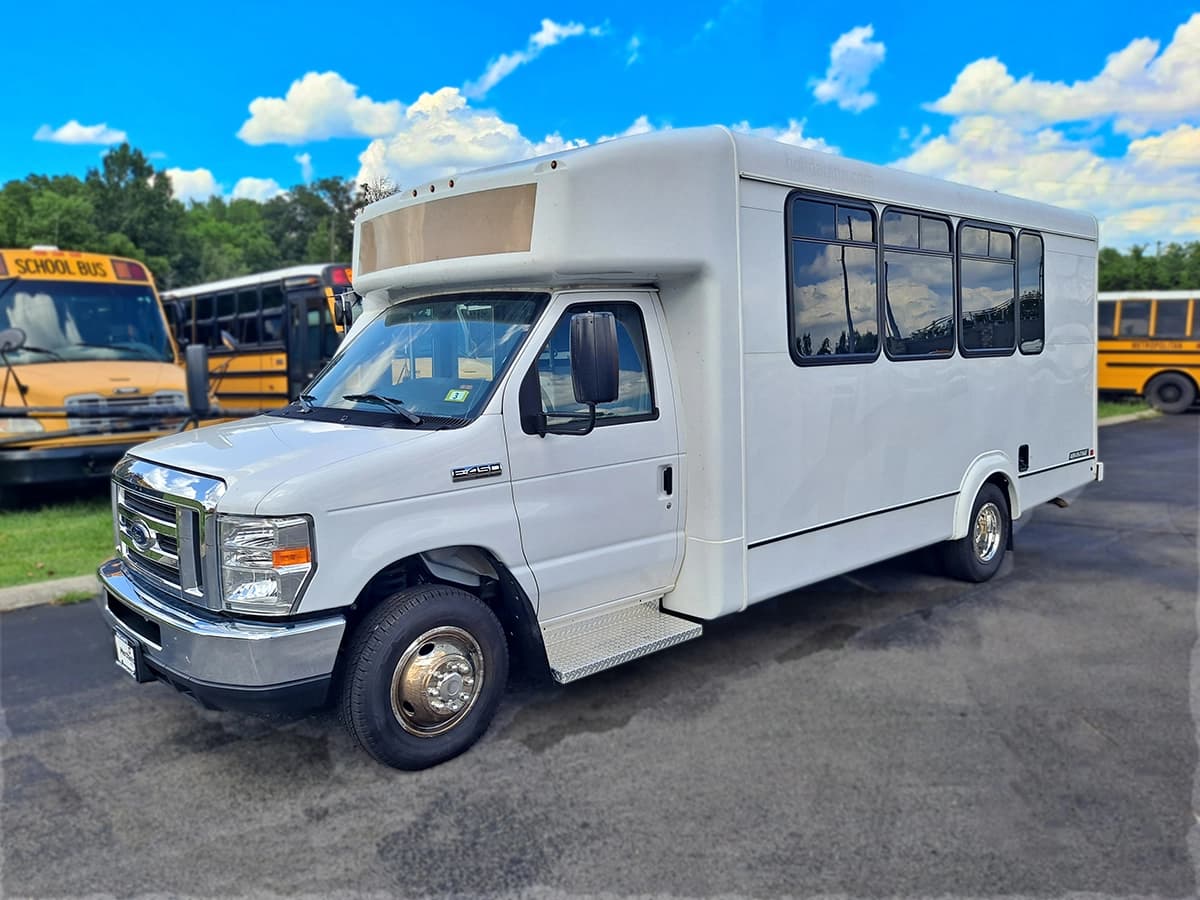 2019 Ford E450 Eldorado Advantage Shuttle Bus - Image 2