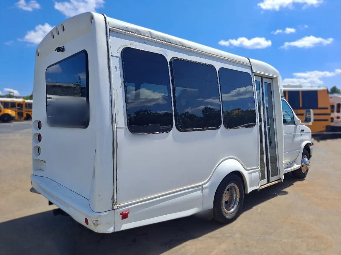 2016 Ford Starcraft Starquest Shuttle Bus - Image 3