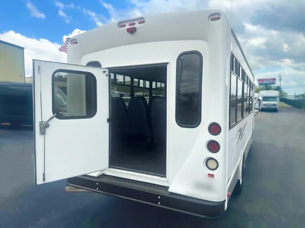 2015 Ford Starcraft Allstar Shuttle Bus - Image 4