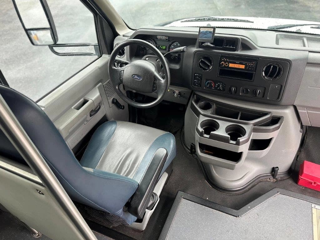2014 Ford Starcraft Allstar Shuttle Bus - Image 7