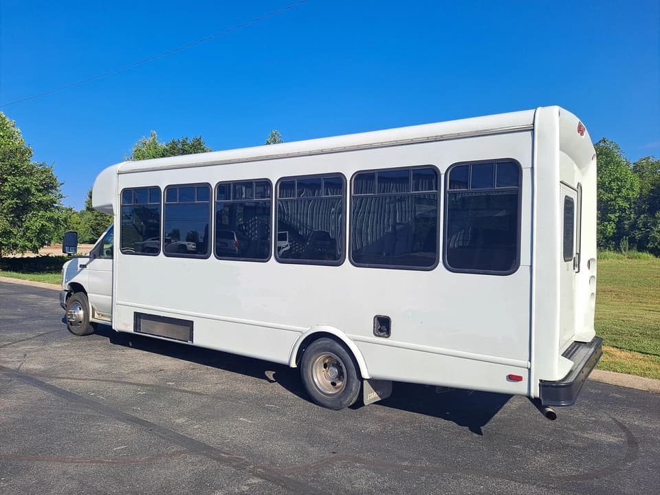 2013 Ford StarCraft AllStar Shuttle Bus - Image 4