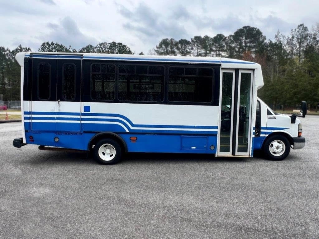 2013 Chevrolet Champion Defender Shuttle Bus - Image 4