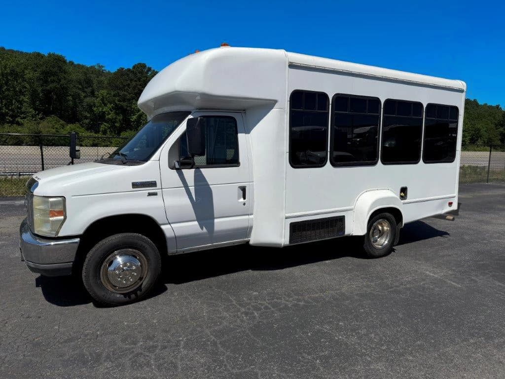 2011 Ford Starcraft Starlite Shuttle Bus - Image 2