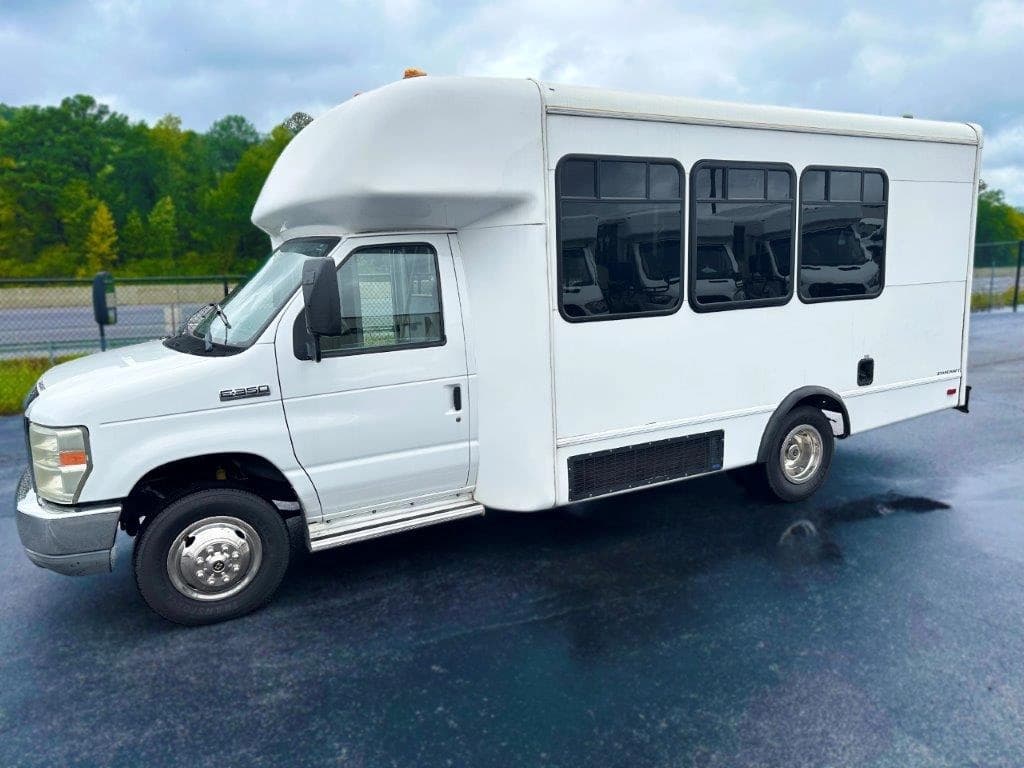 2011 Ford E350 Starcraft Allstar Shuttle Bus - Image 2