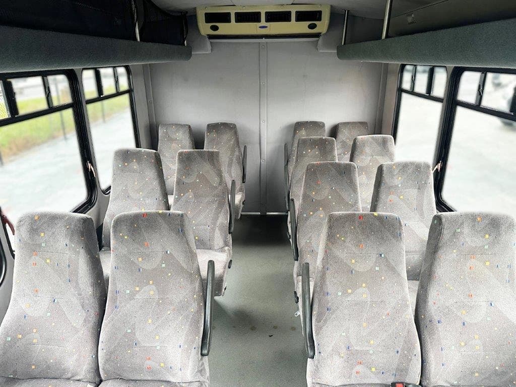 2011 Ford E350 Starcraft Allstar Shuttle Bus - Image 4
