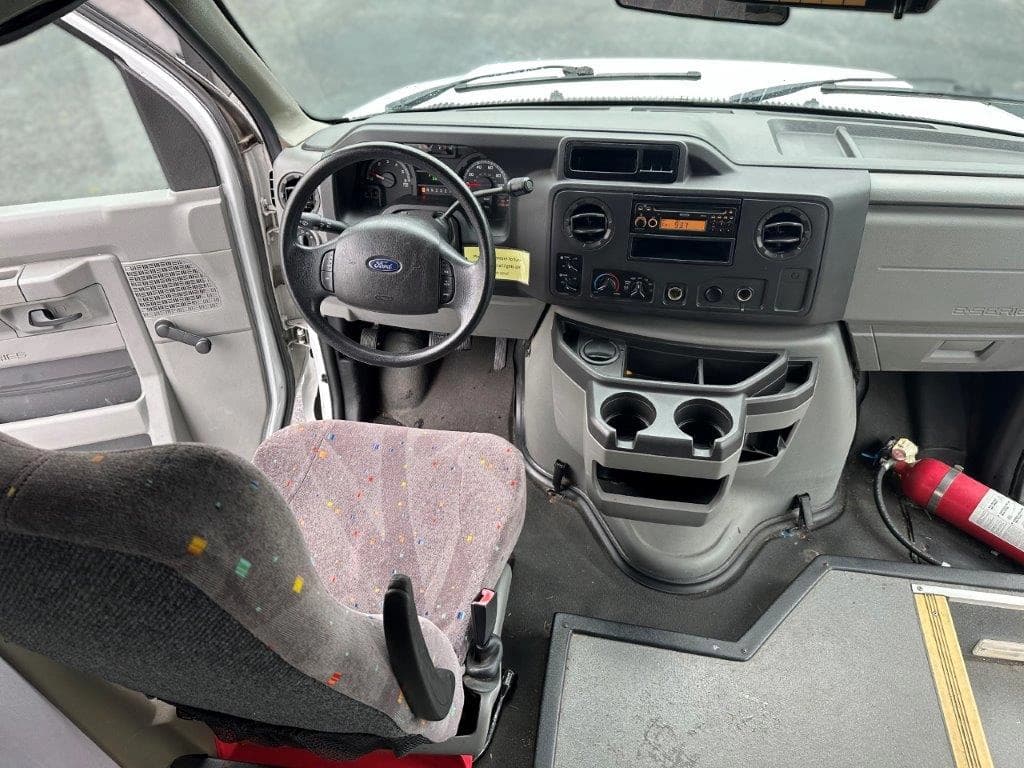 2011 Ford E350 Starcraft Allstar Shuttle Bus - Image 7