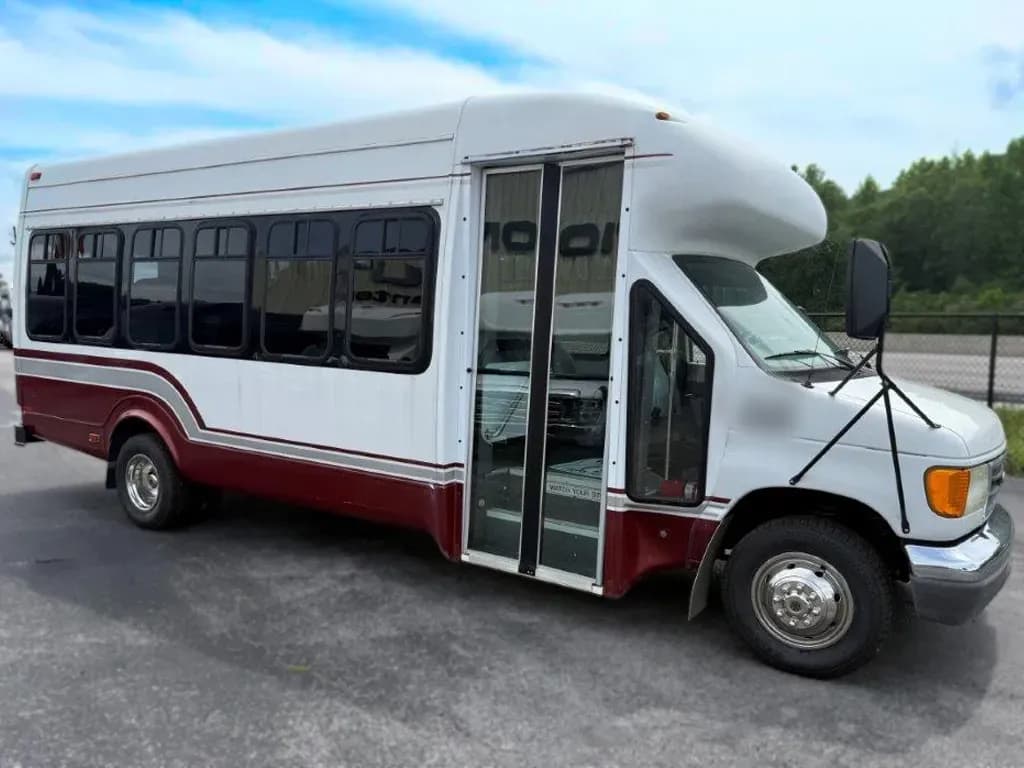 2008 StarTrans Senator Shuttle Bus - Image 1
