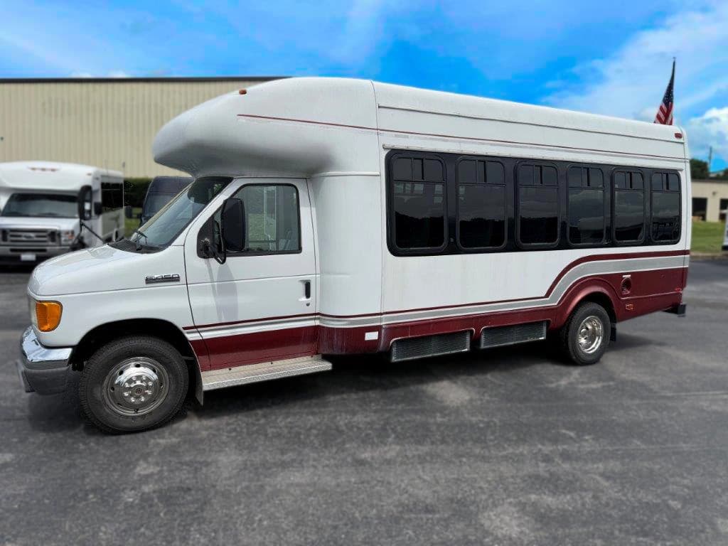 2008 StarTrans Senator Shuttle Bus - Image 2