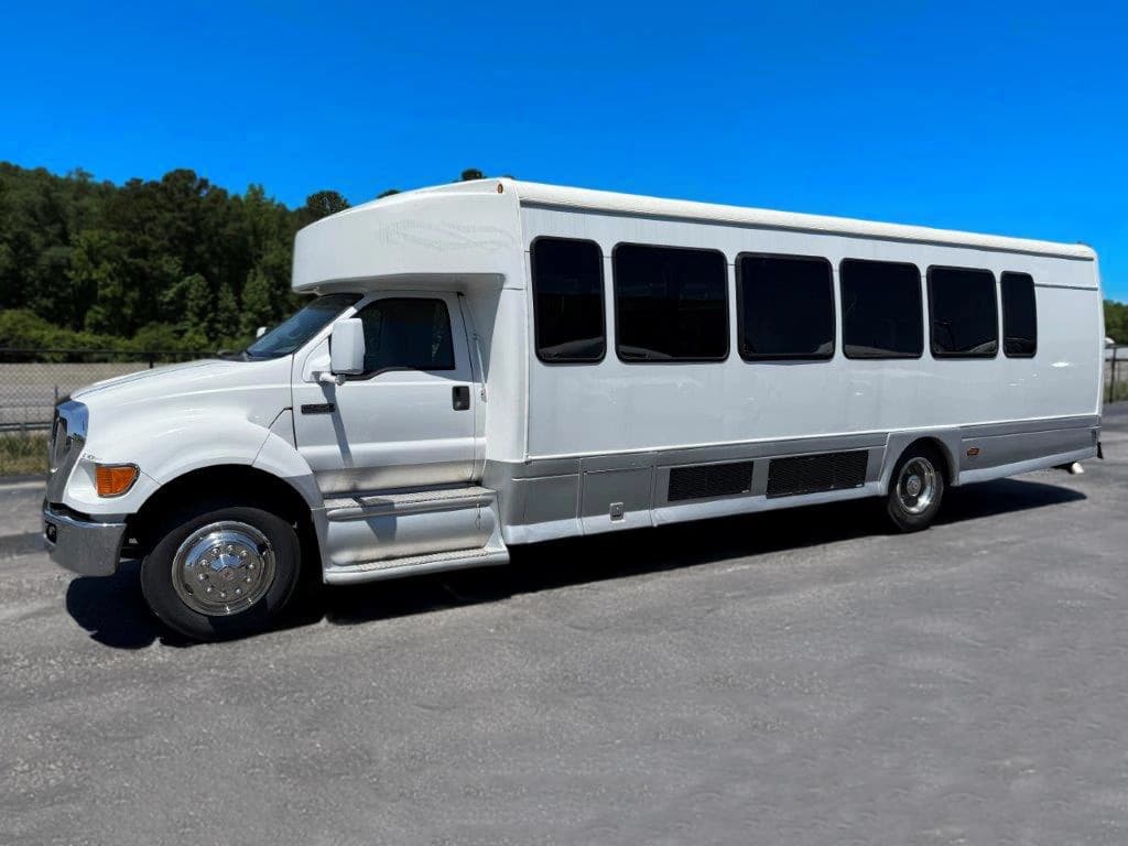 2008 Starcraft XLT Shuttle Bus - Image 2