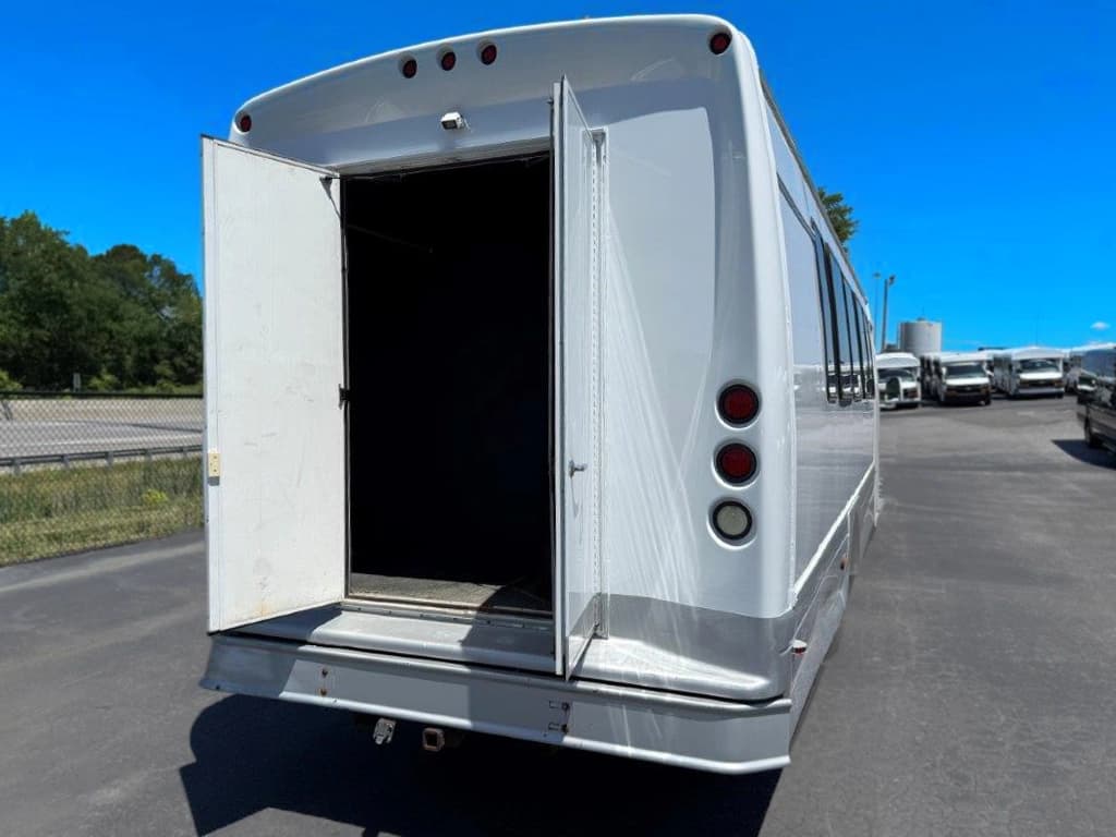 2008 Starcraft XLT Shuttle Bus - Image 3
