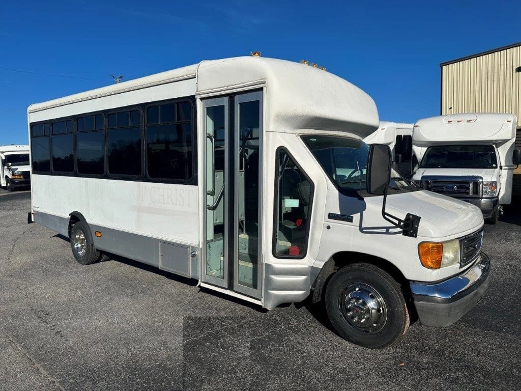 2006 Ford Starcraft Allstar Shuttle Bus - Image 1