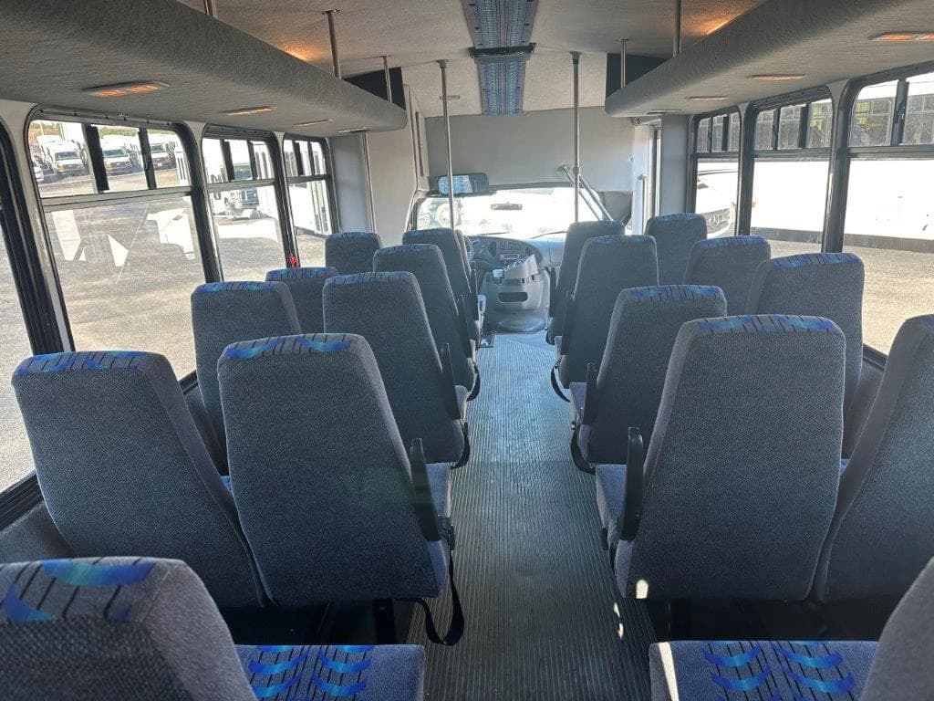 2006 Ford Starcraft Allstar Shuttle Bus - Image 4