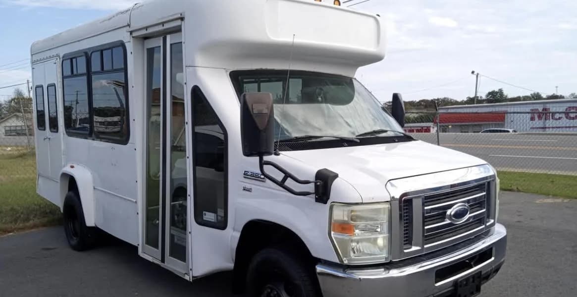2010 Ford Econoline 350 8 passenger - Image 1