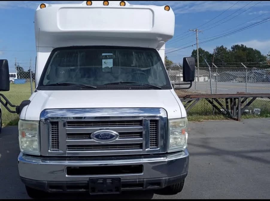 2010 Ford Econoline 350 8 passenger - Image 3