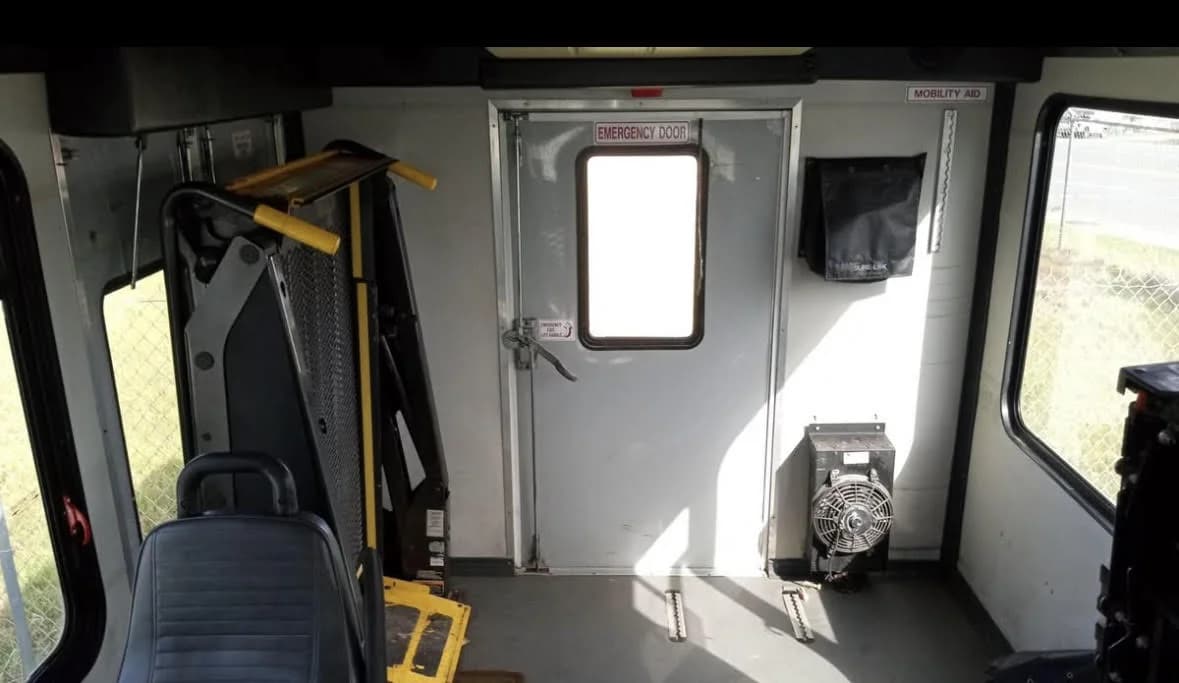2010 Ford Econoline 350 8 passenger - Image 4