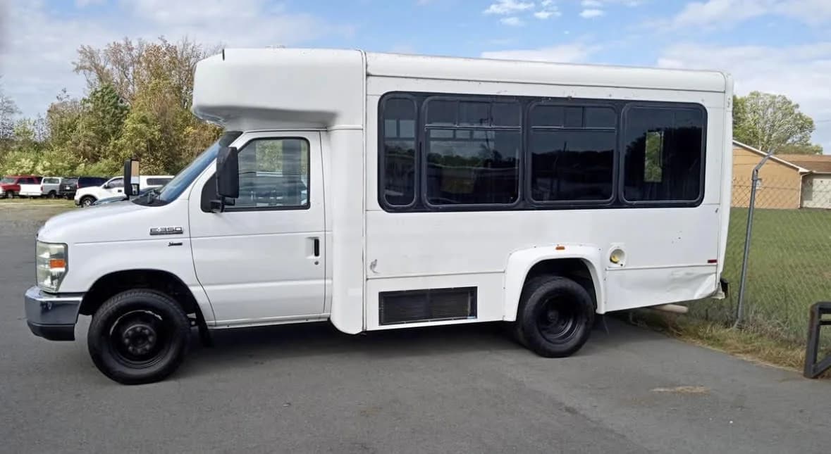 2010 Ford Econoline 350 8 passenger - Image 5