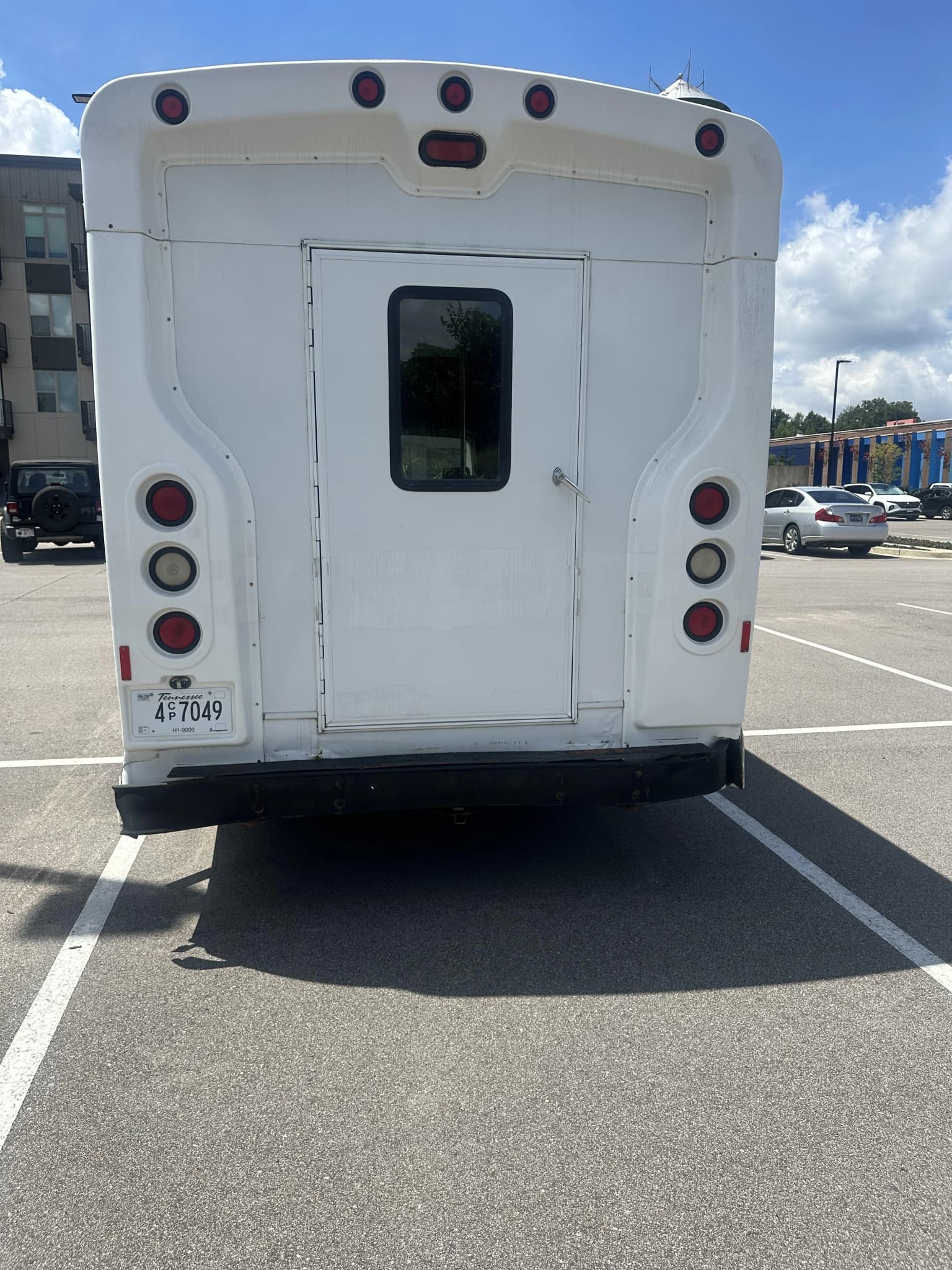 2010 Ford Econoline 350 8 passenger - Image 7