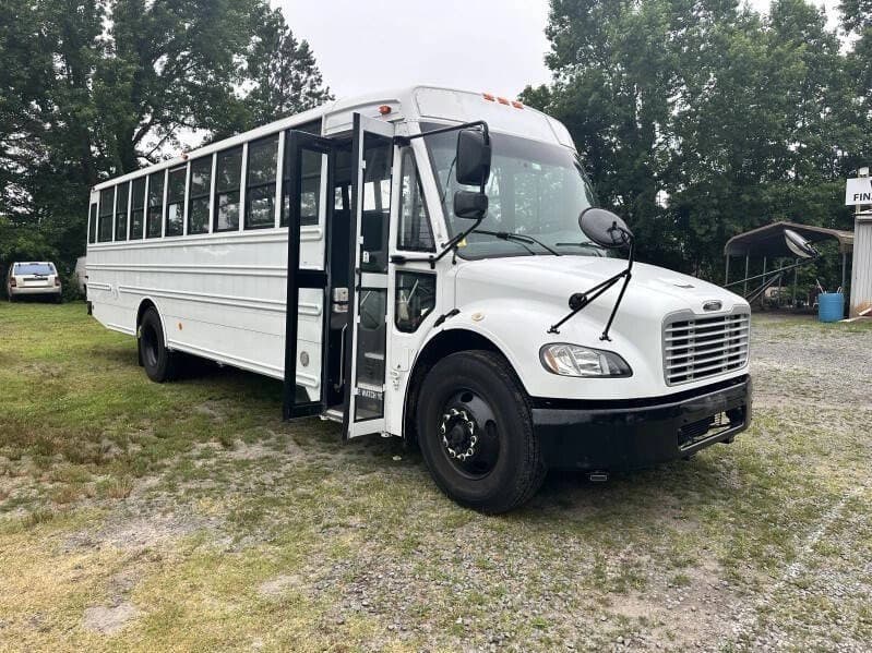 2010 Freightliner B2 Activity Bus - Image 1