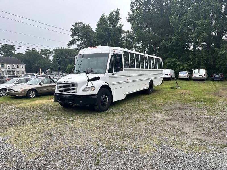 2010 Freightliner B2 Activity Bus - Image 9
