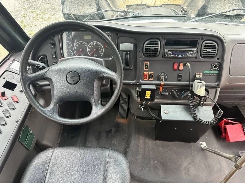 2010 Freightliner B2 Activity Bus - Image 13