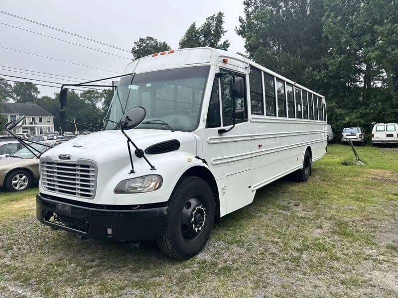 2010 Freightliner B2 Activity Bus - Image 3
