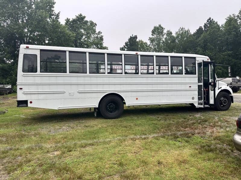2010 Freightliner B2 Activity Bus - Image 4