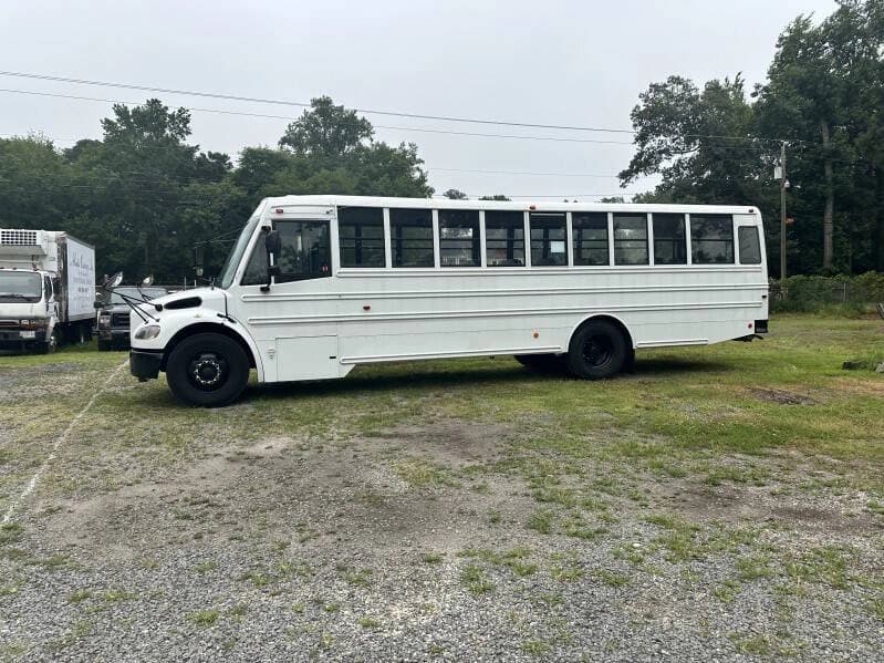 2010 Freightliner B2 Activity Bus - Image 6