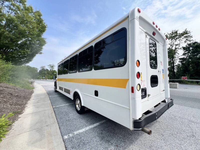 2014 Ford F-550 Shuttle Bus - Image 4