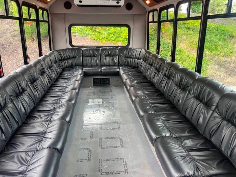 2015 Ford E-450 Shuttle Bus - Image 5