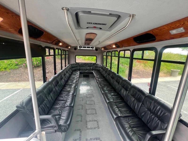 2015 Ford E-450 Shuttle Bus - Image 11