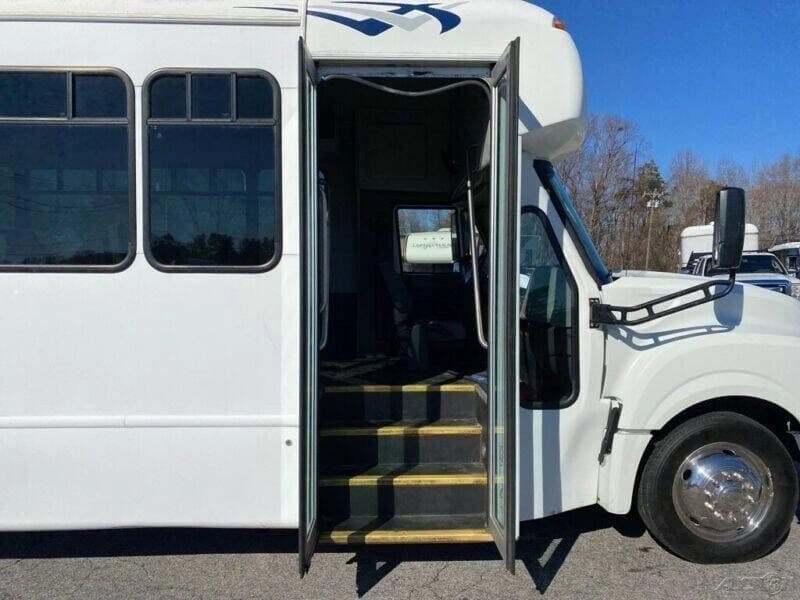 2014 IC AC Shuttle Bus - Image 3