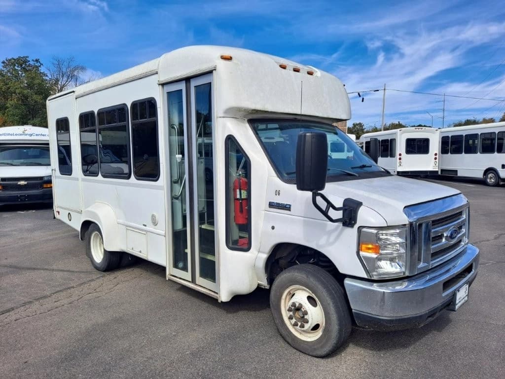 2018 Ford E350 Starcraft StarTrans Non-CDL Shuttle Bus - Image 2