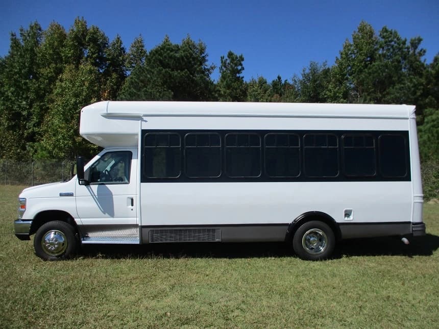 2016 Coach & Equipment Phoenix Cutaway - Image 3