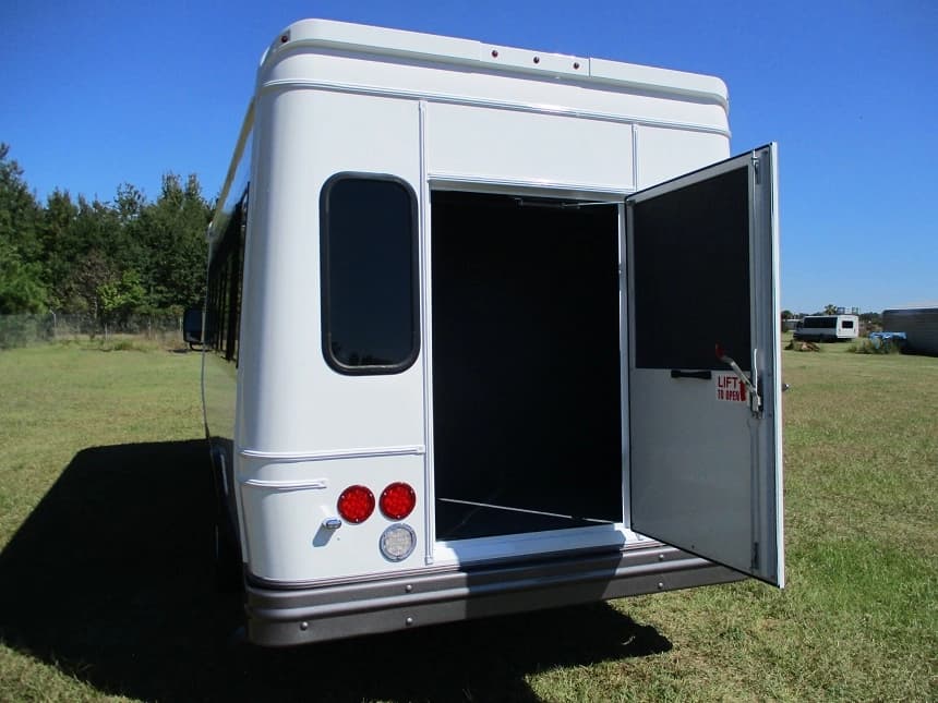 2016 Coach & Equipment Phoenix Cutaway - Image 10