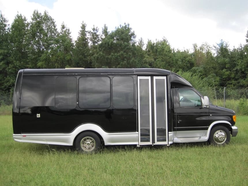2005 Starcraft Starquest Ford E350 Non-CDL Cutaway - Image 2