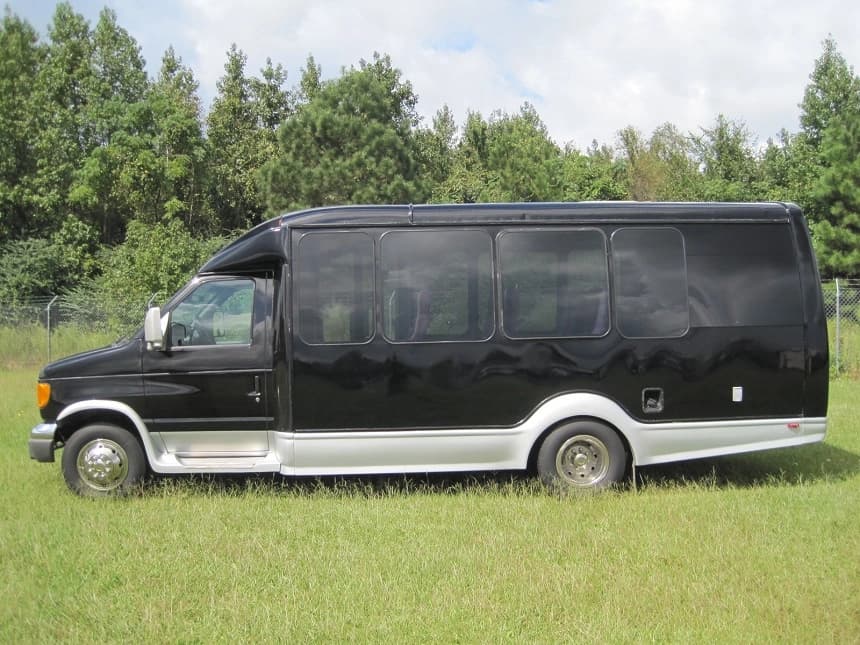 2005 Starcraft Starquest Ford E350 Non-CDL Cutaway - Image 3