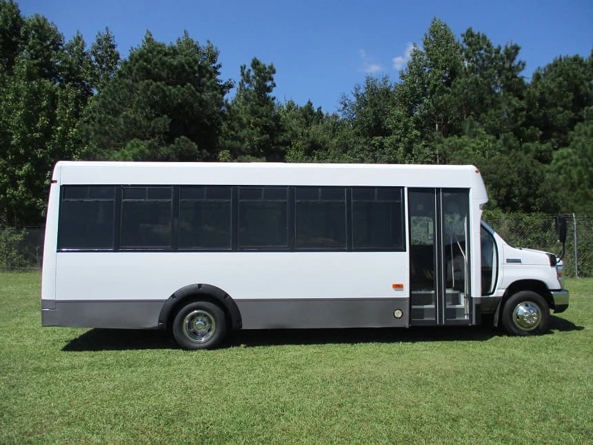 2011 Blue Bird Ford E450 Cutaway - Image 2