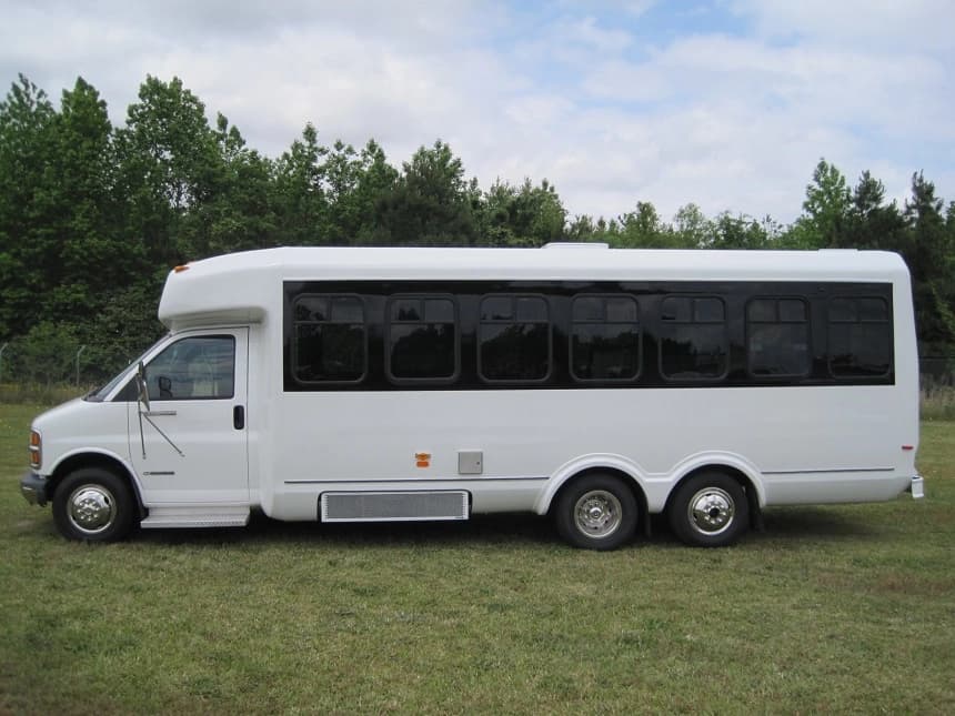 2003 Eldorado Aerotech Ford E450 Cutaway - Image 2