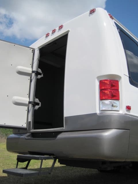 2008 Krystal Koach KK35 Cutaway - Image 12