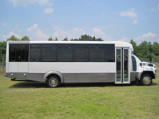 2008 Goshen Chevrolet C5500 Cutaway - Image 3