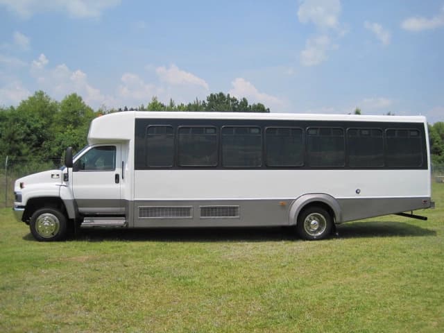 2008 Goshen Chevrolet C5500 Cutaway - Image 4